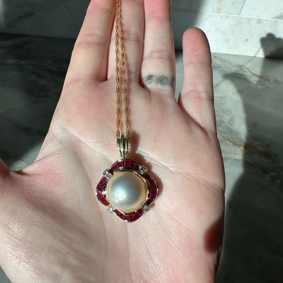 Elegant Gold and Red Pendant Necklace - Picture 3 of 3